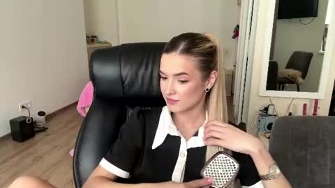 Snapshot of madelenequirk chatting on July 14, 2026, 9:03 am Alisa online show from July 14, 2026, 9:03 am