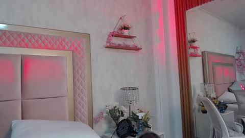 madhison_5 online show from April 23, 2026, 12:15 pm