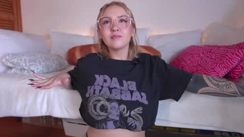 Snapshot of maeeve_ chatting on May 8, 2026, 2:00 pm Maeve schedule 11 am- 530 pm colombia time online show from May 8, 2026, 2:00 pm