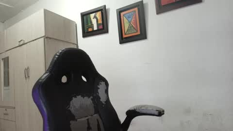 magic_milk23 online show from September 24, 2025, 3:43 am