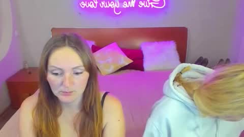 Lili and Bella online show from January 18, 2026, 6:44 pm