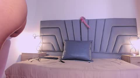 maia_520 online show from December 17, 2025, 6:47 pm