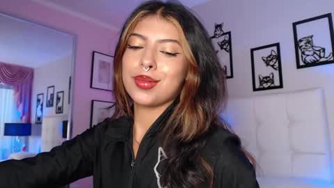 Maia Reficco online show from April 20, 2026, 1:58 pm