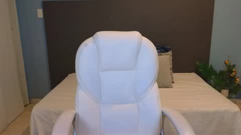 Maiaa Ruiz  online show from January 21, 2025, 4:58 pm