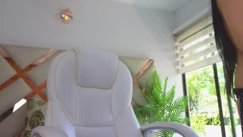 Maiaa Ruiz  online show from March 10, 2025, 4:25 pm