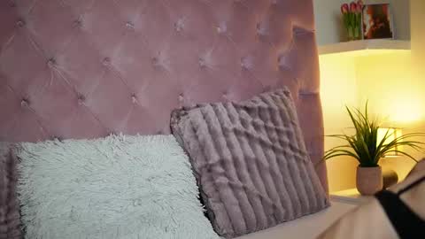  Maia  online show from October 25, 2025, 11:32 pm