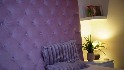  Maia  online show from April 15, 2026, 7:58 pm