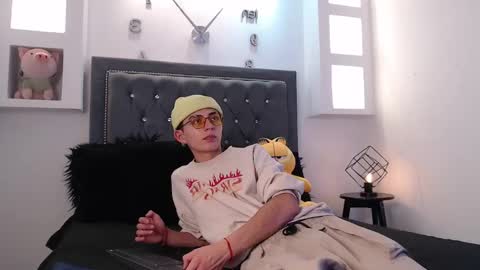 Maiky Cooper online show from March 5, 2025, 4:34 am