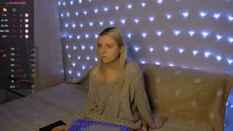 Your kitty online show from December 27, 2024, 3:37 pm