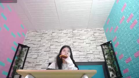  MAILY CAN  online show from September 22, 2025, 12:29 pm