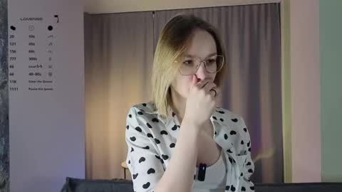 makemecum_now1 online show from December 4, 2025, 11:19 am