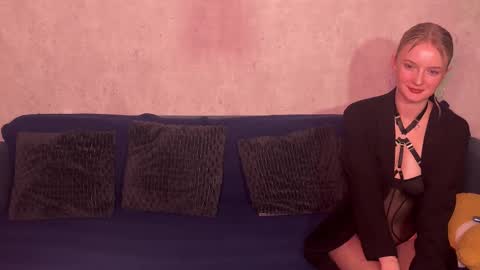 Malinka online show from November 6, 2025, 7:59 pm