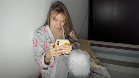 instagram  nueela   online show from December 16, 2024, 11:18 pm