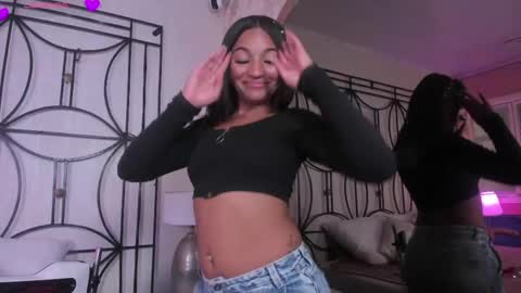 manelyk_evanss online show from April 21, 2026, 6:23 pm