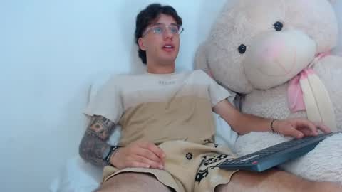 Snapshot of manuelr77 chatting on May 12, 2026, 9:01 pm Manuel online show from May 12, 2026, 9:01 pm