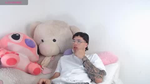 Snapshot of manuelr77 chatting on May 15, 2026, 11:12 pm Manuel online show from May 15, 2026, 11:12 pm