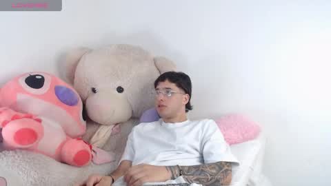 Snapshot of manuelr77 chatting on May 15, 2026, 11:23 pm Manuel online show from May 15, 2026, 11:23 pm
