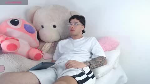 Snapshot of manuelr77 chatting on May 15, 2026, 11:56 pm Manuel online show from May 15, 2026, 11:56 pm