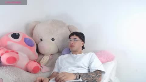 Snapshot of manuelr77 chatting on May 16, 2026, 12:29 am Manuel online show from May 16, 2026, 12:29 am