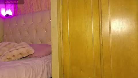 Snapshot of manumeow_ chatting on June 25, 2026, 12:32 am Manu online show from June 25, 2026, 12:32 am