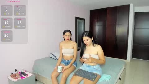 MARIANA Y VALENTINA online show from November 27, 2025, 12:07 pm
