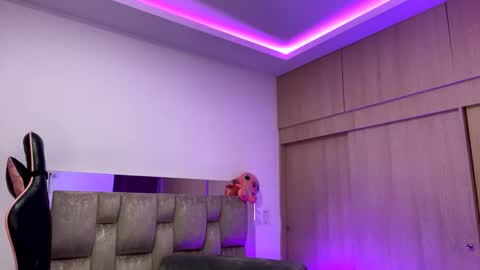 M A R I A N E online show from December 5, 2025, 8:01 am