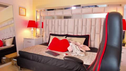 mariiahneedles online show from January 11, 2025, 1:06 am