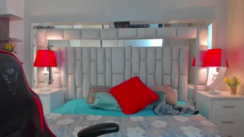 mariiahneedles online show from October 17, 2025, 1:20 am