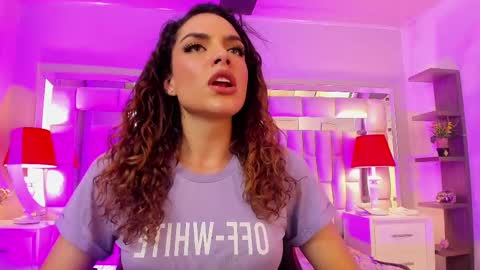 mariiahneedles online show from October 21, 2025, 11:49 pm