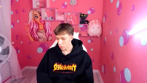 Mark online show from October 10, 2025, 3:33 pm