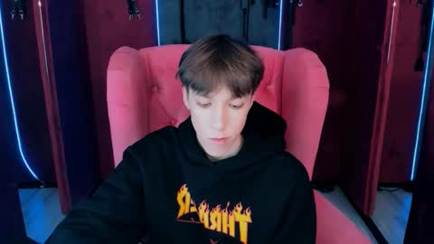 Mark online show from November 7, 2025, 3:23 pm