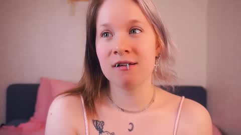 Kira and Evia online show from November 28, 2025, 7:33 am