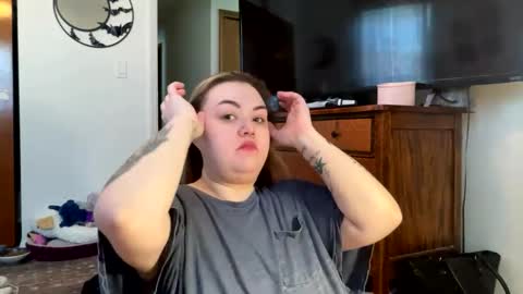 maroon_moon online show from February 17, 2025, 4:59 pm