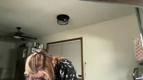 maroon_moon online show from November 17, 2025, 11:54 pm