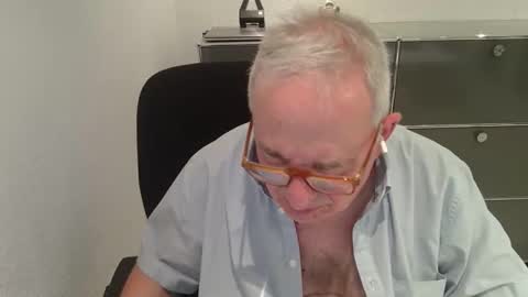 martin_1947 online show from October 26, 2025, 8:26 pm