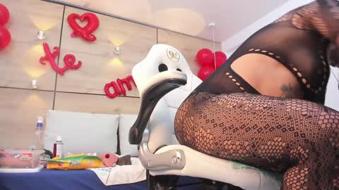 martina touss  online show from February 8, 2025, 3:19 am