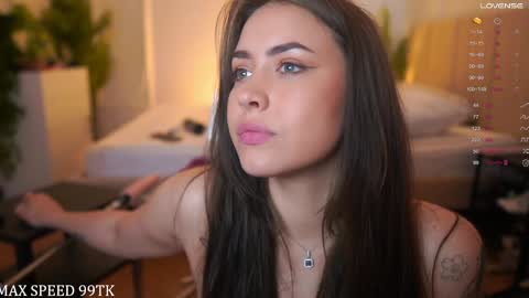 Caroline  qeeentease - ints qeentease - twitter online show from June 5, 2026, 6:52 am