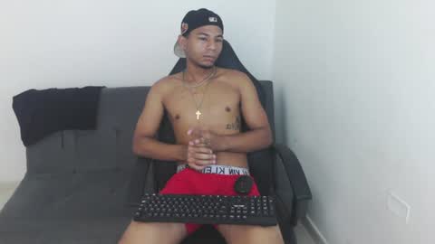 Snapshot of masters_latins chatting on July 25, 2026, 4:15 pm masters_latins online show from July 25, 2026, 4:15 pm