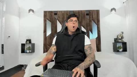 mateo_dilucajs1 online show from October 17, 2025, 10:23 pm