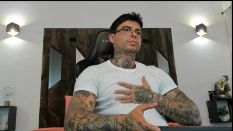 mateo_dilucajs1 online show from October 31, 2025, 8:21 pm