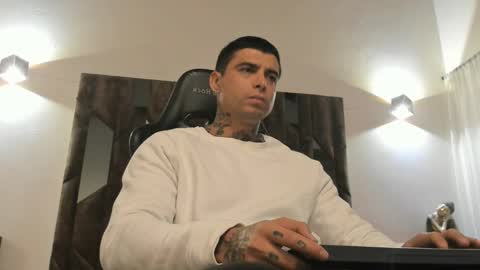 mateo_dilucajs1 online show from November 19, 2025, 9:53 am