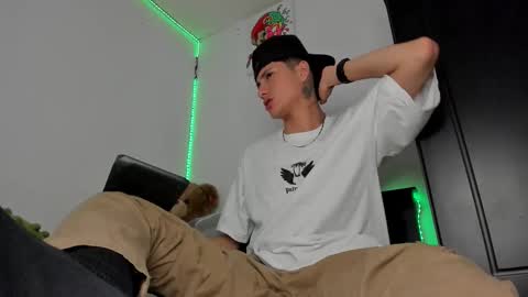 mateo_escobar online show from December 19, 2025, 1:01 am