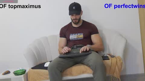 mauro_real_man online show from November 25, 2025, 7:03 pm