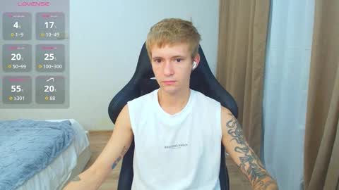 Snapshot of max_gen chatting on October 5, 2025, 1:04 am Max Gen with tats 24years And Ethan without tats 20 years online show from October 5, 2025, 1:04 am