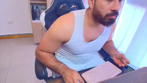 max_love25 online show from March 13, 2026, 9:43 pm