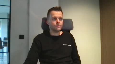 Max take off clothes online show from January 1, 2025, 12:55 pm