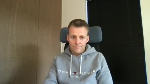 Max take off clothes online show from January 27, 2025, 1:41 pm