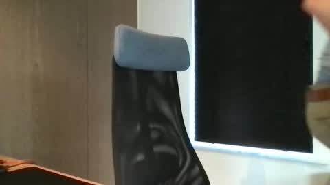 Max take off clothes online show from January 31, 2025, 10:20 am