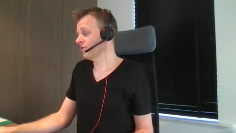 Max take off clothes online show from February 4, 2025, 1:27 pm