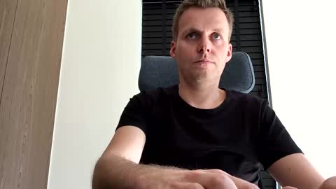 Max take off clothes online show from February 18, 2025, 11:22 am